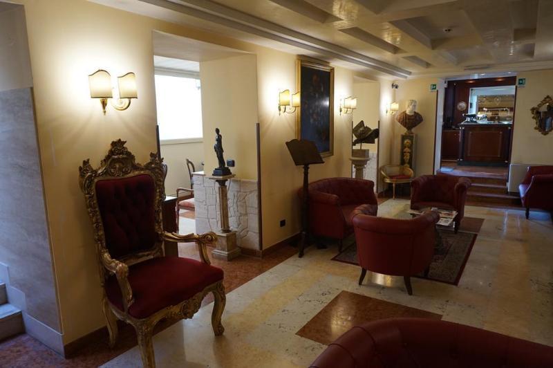 Aurelius Art Gallery Hotel
